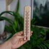 Termometr pokojowy ze wzorkiem (-20°C do +50°C) 20cm - 3 ['termometr wewnętrzny', ' termometr pokojowy', ' termometr do wewnątrz', ' termometr domowy', ' termometr', ' termometr drewniany pokojowy', ' termometr czytelna skala', ' termometr ze wzmocnioną kapilarą']