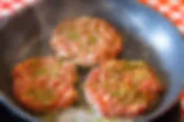 Domowe burgery z sosem czosnkowym